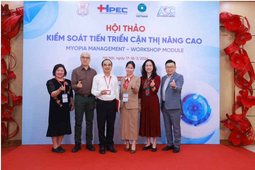 PGS.TS.BS.Phan Thị Thu Hương_Bí thư Đảng uỷ Trường Đại học Y Hà Nội, GS.TS.BS Nguyễn Hữu_ Hiệu trưởng nhà Trường, cùng các giảng viên uy tín đến từ Hội Khúc xạ Nhãn khoa Châu Á – Thái Bình Dương